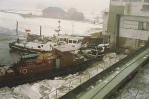 Eisaufbruch bei Hochwassersperrtor Artlenburg/Elbe-Seitenkanal