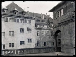 Altes Schloß; Ostflügel, Hof vor dem Brand