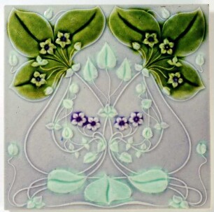 Fliese mit floralem Dekor