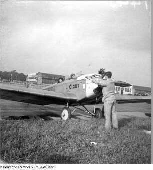 Berlin-Tempelhof. Deutsche Luftfestspiele 1930. Sportflugzeuges "Claus". Vorbereitung zum Start