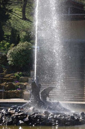 Die Drachenfontäne aus Zinkguss dominiert die große Wasserachse im Schlosspark von Ballenstedt, Sachsen-Anhalt. Der 29 Hektar große Park wurde nach 1765 im englischen Landschaftsstil umgestaltet. Die Wasserachse entstand nach Entwürfen von Peter Joseph Lennè (1789-1866). Der Park steht unter Denkmalschutz. Mit finanzieller Unterstützung der EU-Regionalförderung wurden jetzt Sanierungsarbeiten abgeschlossen