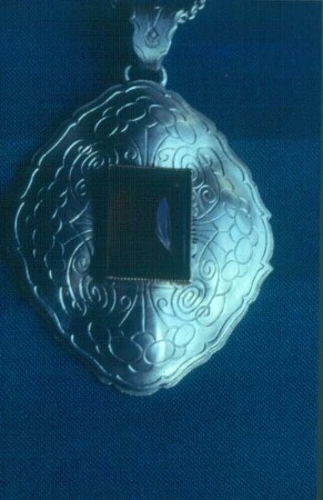 Schmuckanhänger : Schmuckanhänger. Silber ziseliert, Karneol (vor 1962; T. Pietsch nach Entwurf von J. Eckert)