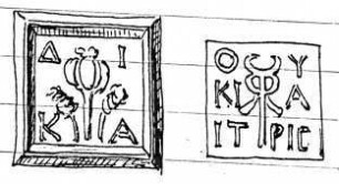 Quadratisches Bleigewicht mit Mohnkolben auf der einen, Kerykeion auf der anderen Seite, dazu griechische Inschriften: ΔIKA / OYKIAITPIC