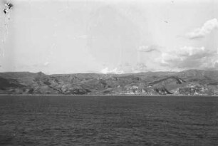 Küste östlich von Kap dell'Armi : Blick vom Schiff auf das Meer und die Küste von Kap dell'Armi