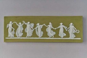 Relief mit sieben tanzenden Frauen in langen Gewändern