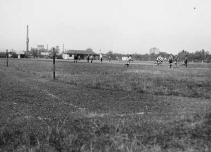 Coswig, Jaspisstraße / Weinböhlaer Straße. Sportplatz (1923 eingeweiht). Sportler vom Arbeiter-Turn- und Sportbund beim Fußballspielen, im Hintergrund das fertige Sportheim