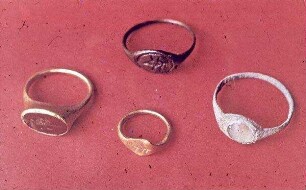 [Masada, es-sebbe] Siegelringe […?] Gold