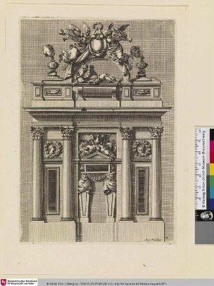 [Mausoleum mit einer liegenden Herrscherfigur, darüber zwei trompetende Engel; Mausolée dont le sommet est orné de deux Renommées]