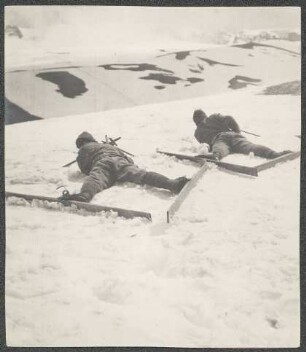 [Hochgebirgsausbildung des 1. Türkischen Jäger-Bataillons]: Soldaten mit Skiern an der Schützenlinie im verschneiten [Armenischen Hochland]