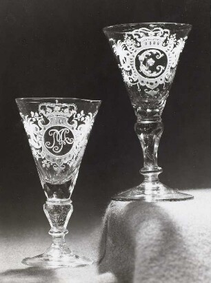 Kelchglas mit Monogramm MA und Kelchglas mit Monogramm C