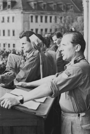 Großkundgebung gegen Imperialismus und Militarismus in der BRD und für den Abschluß eines Friedensvertrages. Ansprache von Erich Honecker, Vorsitzender der FDJ, vor 40.000 Jugendlichen