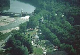 Hansjakob, Gottfried; Augsburg - Spickel, Am Eiskanal 30A; Kanuslalom Olympiastrecke, Freiflächengestaltung - Slalom während der Olympiade, Luftbild