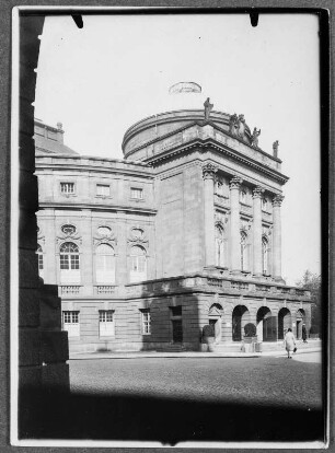 Am Theater in Chemnitz : Chemnitz. Theater, Theaterplatz. Straßenansicht