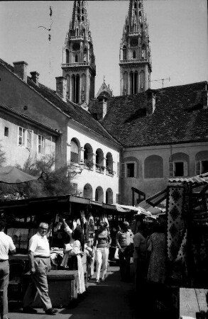 Zagreb: Markt mit Türmen des Domes