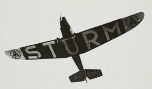 Sportflugzeug Klemm L-30 der SA-Fliegersturm-Staffel beim Start vom Flugplatz Dresden-Heller, Ansicht von unten im Steilflug (mit Reklame der Sturm-Zigarettenfabrik Arthur Dreßler Dresden)