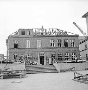 Alte Stadtschule [früher: "Rote Stadtschule"]: Königstraße: Abriss des alten Schulgebäudes: Rückfront: Gebäude ohne Dach: davor Terrasse mit Bauschutt, Treppen und Mauern zum Schulhof: rechts darauf Arbeiter: hinten rechts Kranausleger und Wand der Neuen Stadtschule