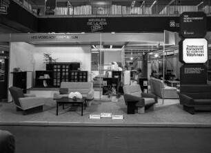 Ausstellungskojen des VEB Möbelkombinat Berlin (MKB) mit Wohnzimmermöbeln