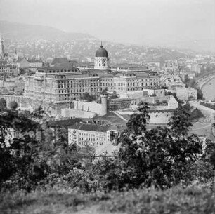 Budapest, Ungarn. Blick vom Gellertberg zum Burgberg mit den Bastionen im Vordergrund und den z. T. wiederaufgebauten (kriegszerstörten) Barockpalästen gegen das Villenviertel des Rosenhügels