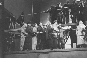 Szenenbilder aus "Optimistische Tragödie" von Wsewolod Wischnewski. Berliner Ensemble, 28.03.1958