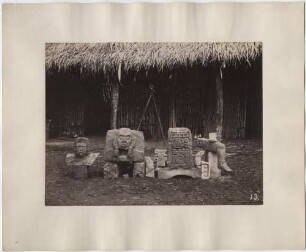 Mehrere Skulpturen bzw. Bruchstücke. Sie wurden während der Expedition vor dem Expeditionshaus gefunden und kamen später ins Peabody Museum.