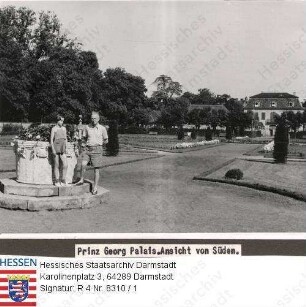 Darmstadt, Prinz Georg Palais - Prettlackisches Haus - Bild 1 bis 3: Gartenansichten des Prettlackischen Hauses mit Vater und Tochter