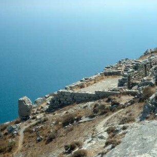 Thera = Santorini, Alt-Thera. Apollon-Heiligtum. Das archaische Apollon-Heiligtum, 7. Jh. v. Chr. Tempelterrasse und Cella-Mauer