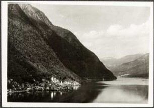 Österreich, Hallstatt. Blick von Süden über Hallstädter See nach Hallstatt