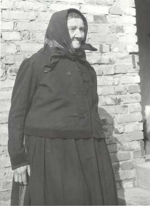 Kirchgangstracht im Sommer aus Nochten : Kleidung - Truhentracht. Ort: Wochozy / Nochten. Großmutter Klamor in sommerlicher Kirchgangstracht. Tuch, Oberhemd und Jacke aus Kattun (im Winter trägt sie eine Kutte)