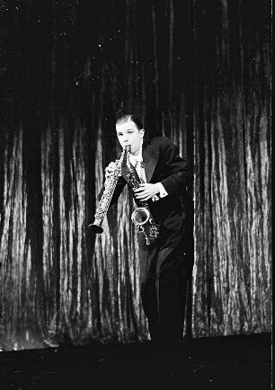Scala: Raimond Baird spielt mit zwei Saxophonen
