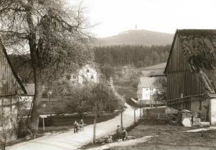 Hain mit Hochwald : Hain, Blick über die Dorfstraße auf den Berg Hochwald mit Aussichtsturm