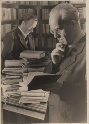 In einer Buchhandlung schauen sich Kunden Bücher an