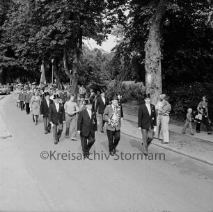 Schützenfest: Veranstalter Bürgerschützengilde von 1627 e. V. Bad Oldesloe: Exer: Umzug: Schützenkönig Hellmut Kroll zwischen dem Obmann der Älterleute Kral Friedrich Lemp und dem Ältermann Hans Stübinger:dahinter Fahnenträger, Schützinnen und Schützen: rechts und links Zuschauer: 25.07.1976