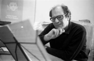 Köln. Mauricio Kagel während einer Probe am Notenpult sitzend