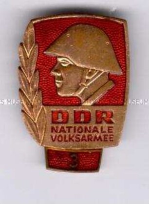 Bestenabzeichen der Nationalen Volksarmee, mit Wiederholungsanhänger für dreimalige Verliehung