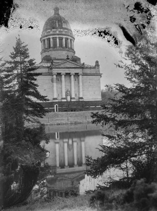 Dessau, Mausoleum : Dessau. Mausoleum. Ansicht über den See