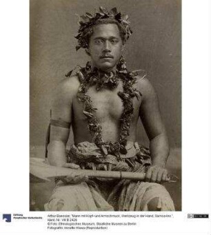 "Mann mit Kopf- und Armschmuck, Werkzeug in der Hand, Samoa-Ins."