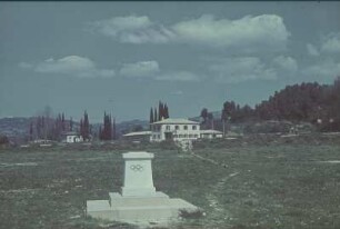 Reisefotos Griechenland. Landschaft mit Gedenkstein? an die Olympischen Spiele (wahrscheinlich in Olympia auf der Halbinsel Peloponnes)