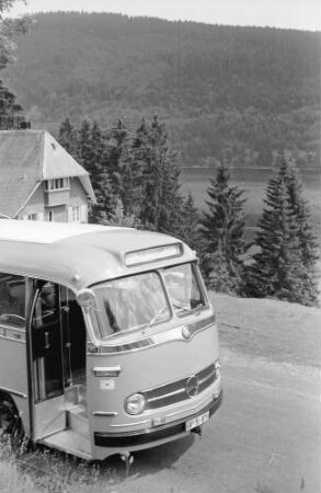 Titisee: Postbus am Titisee; mit Blick auf See