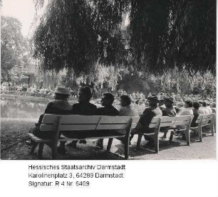 Bad Nauheim, Kuranlage / Trinkkuranlage - Kurbetrieb mit Sitzgruppen am Zierteich