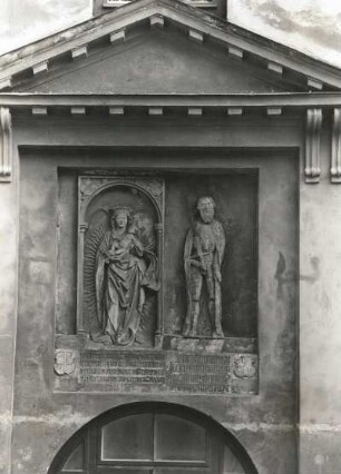 Riga. Ordensschloß. Relief: Wolter von Plettenberg und Madonna