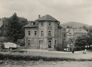 Jonsdorf : Haus am Bahnhof mit Reklame