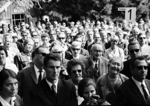 16. Tagung 1966 Mediziner; Publikum im Schlosshof