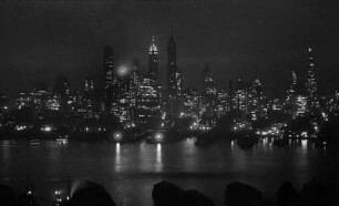 Blick auf Lower Manhattan bei Nacht, New York