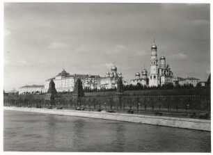 Moskau, Russland. Kreml. Kremlmauer und Kremlkathedralen. Blick über die Moskwa