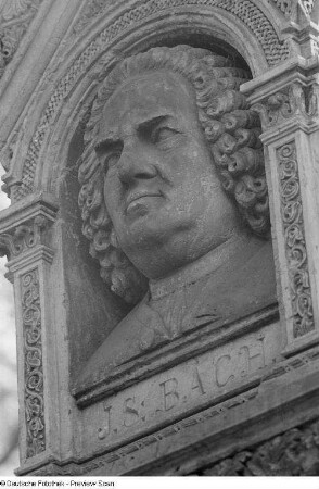 Relief mit dem Gesicht Johann Sebastian Bachs am Alten Bach-Denkmal am Dittrichring