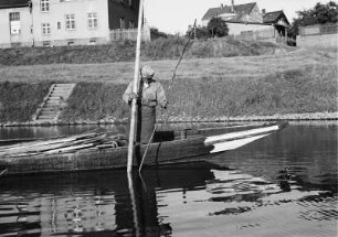 Ein Arbeiter (Vermaler) führt das Mal längs dem Maleisen in den Grund ein