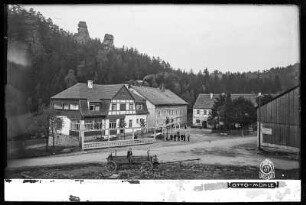 Gasthof Ottomühle im Rosenthal-Bielatal, Ansicht mit Großem und Kleinem Mühlenwächter