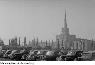 Parkende PKW auf dem Gelände der Leipziger Herbstmesse 1954, im Hintergrund der Sowjetische Pavillon