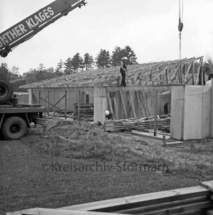 Waldstraße: Kindergarten des Schulverbandes Hoisdorf-Oetjendorf: Rohbau: Arbeiter beim Aufsetzen des Dachstuhls: links Baukran: vorn Bretter: hinten links Bäume