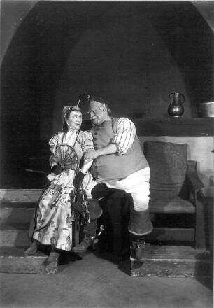 Die lustigen Weiber von Windsor. Schauspiel von William Shakespeare nach der Übersetzung von Baudissin. Staatsschauspiel Dresden, Dresdner Erstaufführung 03.10.1929 mit Musik von Arthur Chitz : Stella David als Frau Hurtig und Walther Kottenkamp als Falstaff
